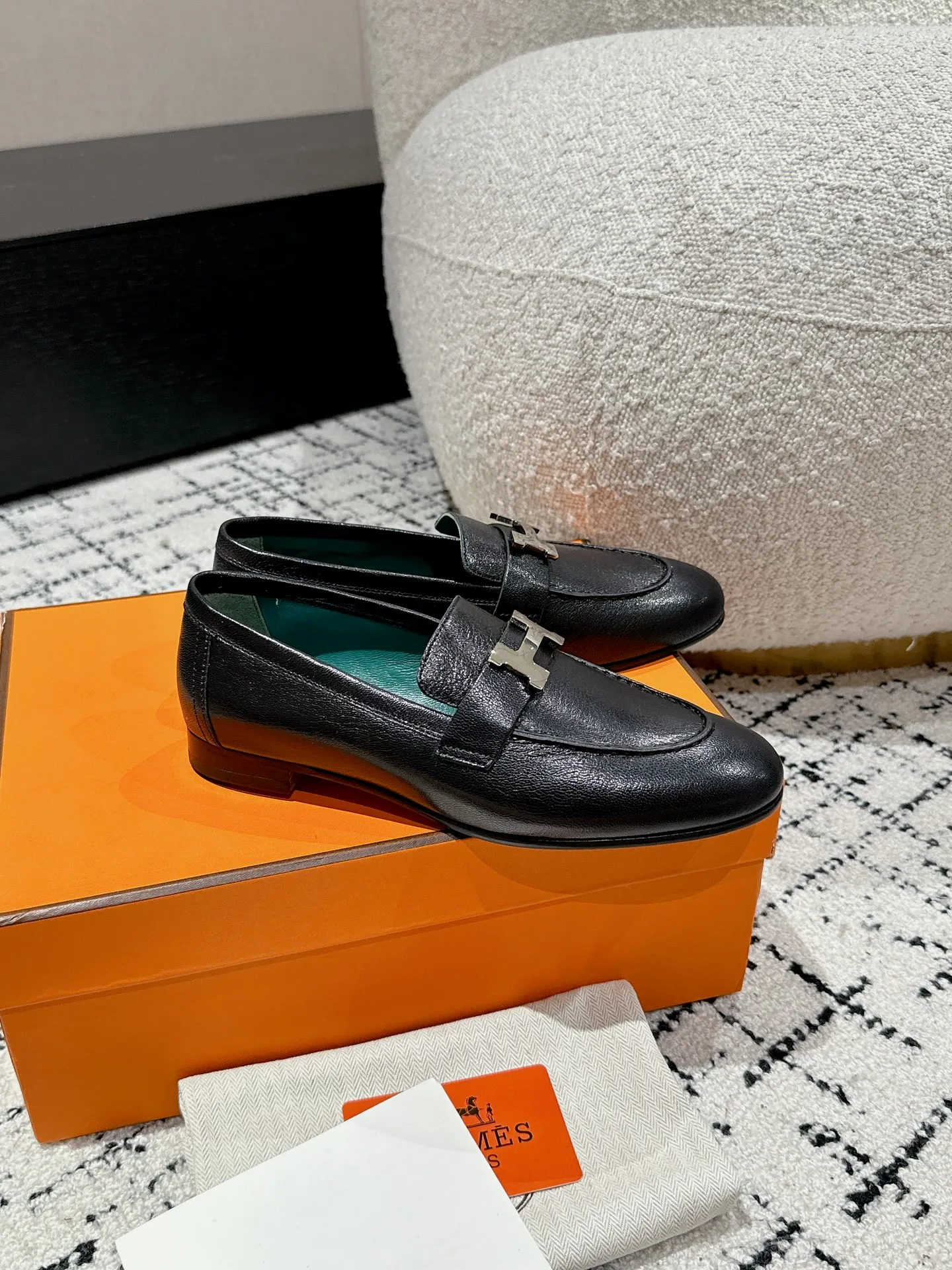 👟👟Ex-factory price 720👟👟 (top version) Hermes/25ss classic model is undoubtedly the leader in luxury goods. Every single product is very popular‼ ️Although the styles are few, they are more refined and more classic. They never go out of style. They are a brand that maintains and appreciates value. It is rare to have such a reputation in consumer goods sincerely! This pair of shoes is a classic style of this brand. It is decorated with metal buckles exclusive to Hermès. It is a classic that has become more and more beautiful over the course of history. We will bring out some goods from the channel in small quantities! The leather feels very, very soft and feels like baby skin! Feel the luxury! Supplies are huge! ✔️Material: imported sheepskin upper ✔️Inner lining/foot pads: imported sheepskin ✔️Outsole: genuine leather ➕tpu bottom ⚠️ ✔️Size: 35/36/37/38/39 (40/41/42 can be ordered)